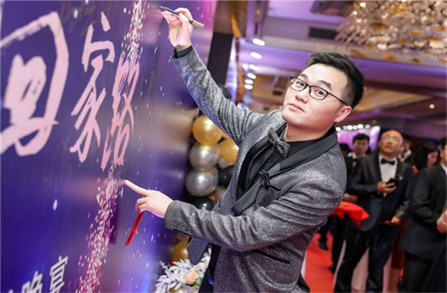 【高光“疫”事】勇敢逆行的特殊“网约车”——利来w6690后，用信念打通生命运输线